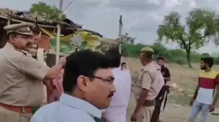 महोबा: खरेला में मकान गिराने की कार्रवाई के दौरान SDM पर धमकाने और मारपीट का आरोप, वीडियो हो रहा वायरल