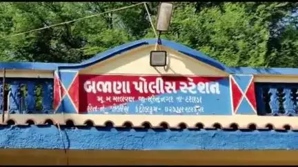 દસાડા: માલવણ અમદાવાદ હાઇવે પર અખિયાણા ગામ પાસે કાર ચાલકે બાઇક ને ટક્કર મારી બે લોકોને ઇજાઓ પહોંચાડતા પોલીસ ફરિયાદ નોંધાઇ
