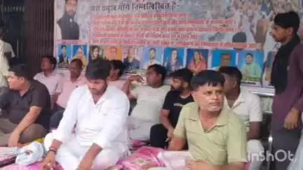 भाटपार रानी: भाटपार रानी नगर पंचायत में नाली निर्माण अतिक्रमण के कारण सभा समूह ने दूसरे दिन भी धरना जारी रखा