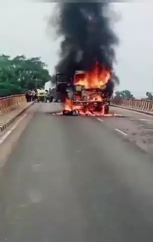 घाटमपुर: शंभुआ पुल पर डंपर और बाइक की टक्कर के बाद दोनों वाहन आग के गोले में तब्दील
