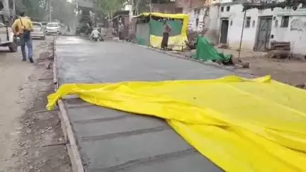महोबा: राठ चुंगी तिराहे पर शुरू हुआ सड़क निर्माण का कार्य, सड़क सुरक्षा बैठक का दिखा असर