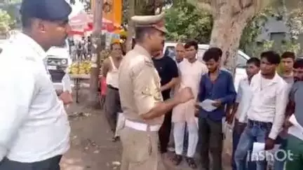 कासगंज: कासगंज शहर में यातायात पुलिस ने सड़क सुरक्षा जागरूकता अभियान के तहत लोगों को दिलाई शपथ