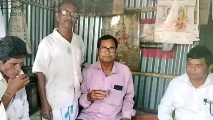 খড়গ্রাম: শক্তিগড়ে চায়ের দোকানে জনসংযোগ করেন খড়গ্রাম বিধানসভার বিধায়ক