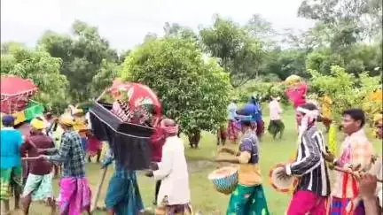 আউশগ্রাম ১: চদর বদর কর্মশালা অনুষ্ঠিত হল আউশগ্রামের বননবগ্রাম বাউল আশ্রমে, এটি বিরল ও স্বতঃস্ফূর্ত আদিবাসী সংস্কৃতির ঐতিহ্য
