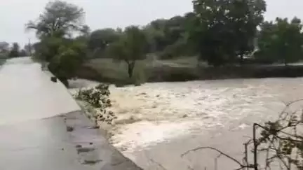भदेसर: भदेसर में बारिश से एनीकट छलका, बाइक सवार और महिला बाल-बाल बचे हादसों से, प्रशासन ने लोगों से सतर्क रहने की अपील की