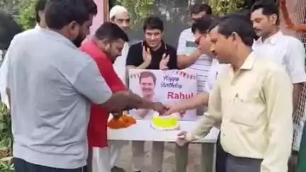 नगर के बुगरासी मार्ग पर कांग्रेस पार्टी के कार्यकर्ताओं ने धूमधाम से राहुल गांधी का जन्मदिन मनाया, काटा केक