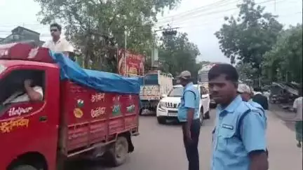 মেমারি ১: মেমারিতে  কর্ত্যবরত ট্রাফিক পুলিশ ও সিভিক ভলেন্টিয়ারদের একটি করে ছাতা, জলের বোতল ও ড্রাইফ্রুট প্যাকেট প্রদান
