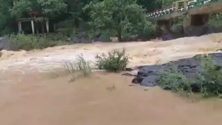 बंदगांव: बारिश से पोड़ाहाट अनुमंडल क्षेत्र में नदी उफनाई, हिरणी फॉल के पास पर्यटकों को जाने से मना किया गया