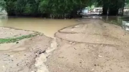सिसई: लगातार बारिश से सकरौली में जल जमाव, सड़क कीचड़ में तब्दील