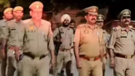 मिश्रिख: मिश्रिख क्षेत्र में शांति एवं कानून व्यवस्था को लेकर पुलिस ने निकाला पैदल मार्च, लोगों से शांति व्यवस्था की अपील की