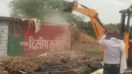 महोबा: खरेला क्षेत्र में सरकारी भूमि पर हुए अवैध अतिक्रमण को एसडीएम ने बुलडोजर की मदद से हटाया