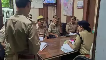 महोबा: थाना चरखारी पर अपर पुलिस अधीक्षक ने किया अर्दली रूम का निरीक्षण, तीन थानों की पुलिस रही मौजूद