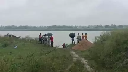 কালীগঞ্জ: কালিগঞ্জ উপনির্বাচনে ভোটারদের নদী পার করতে গিয়ে জলে তলিয়ে গেল নৌকার মাঝি, এলাকায় চাঞ্চল্য