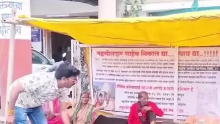 नगर: जिल्हाधिकारी कार्यालयासमोर चोंडी पाटील येथील सरोदे कुटुंबीयांचे आंदोलन
