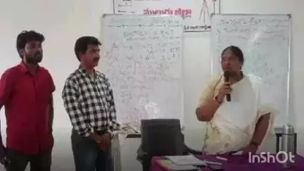 ములుగు: జిల్లా కేంద్రంలో లైసెన్స్ సర్వేయర్ల శిక్షణ శిబిరాన్ని ఆకస్మిక తనిఖీ చేసిన మంత్రి సీతక్క