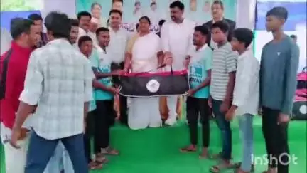 వెంకటాపురం: క్రీడాకారులు ఆటల్లో ఉత్తమ ప్రతిభ కనబరిచి ములుగు జిల్లా కు మంచి పేరు తీసుకురావాలి : మంత్రి సీతక్క