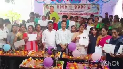 ములుగు: జగ్గన్నపేటలో కుట్టు మిషన్ ఉచిత శిక్షణ పొందిన మహిళలకు మిషన్, ధ్రువపత్రాలు అందించిన మంత్రి సీతక్క
