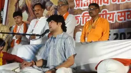 छतरपुर नगर: भीषण गर्मी में महिला की आस्था देख छतरपुर में धीरेंद्र शास्त्री बोले- 'अद्भुत है ये समर्पण'