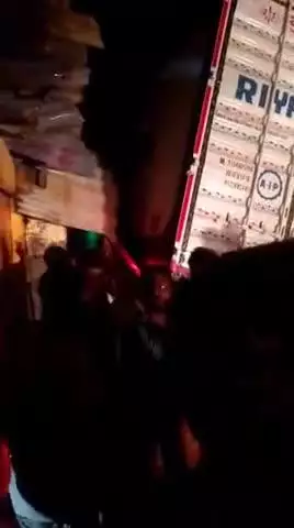 मिर्जापुर रोड,रेलवे क्रॉसिंग माधोसिंह,औराई पुरसत्तमपुर में रात 1:30 एक लोडिंग कंटेनर तेज रफ्तार से जा कर घर में भिड़ गई