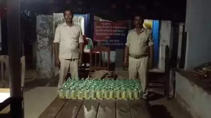 रक्सौल: नकरदेई थाना क्षेत्र के मुशहरवा महादेवा बॉर्डर रोड से पुलिस ने 44 लीटर नेपाली कस्तूरी शराब किया बरामद
