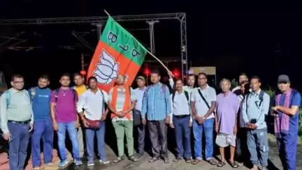 ঝালদা ১: অমিত শাহের সভায় যোগ দিতে বাঘমুন্ডির বিভিন্ন এলাকা থেকে বিজেপির নেতাকর্মীরা কলকাতার উদ্দেশ্যে রওনা দিল