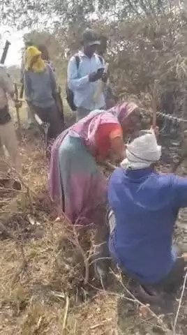 kochas chitaw GAO me CO NE PAISE LEKAR KUCHH BADMASO SE JAWAHI SINGH KE JAMIN PR KABJA KARA RHE HAI