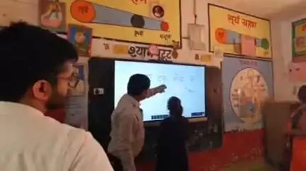 इकौना: प्रमुख सचिव ने आंगनबाड़ी केंद्र मझौवा सुमाल और कंपोजिट विद्यालय भीठी का किया निरीक्षण, छात्र-छात्राओं से पूछे प्रश्न