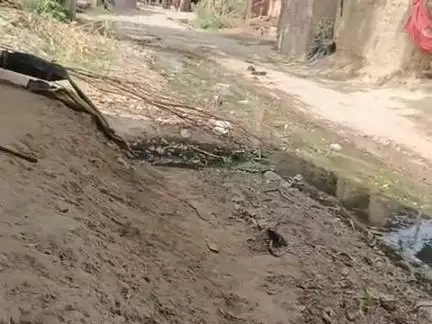 raibareli dalmav black,terukha ka vikas nala aur sadak ye haal hai,,,terukha pasitola