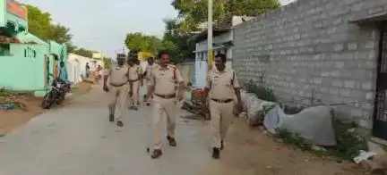 ముదిగుబ్బ మండలం కొడవండ్లపల్లి గ్రామంలో ఆదివారం ఉదయం కార్డెన్ సెర్చ్ నిర్వహించిన పోలీసులు.