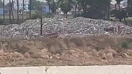 बिहार: कोसुक गांव स्थित पंचाने नदी के तट के किनारे कचरा डंपिंग यार्ड के  कारण ग्रामीणों को हो रही परेशान। 
#jansamasya