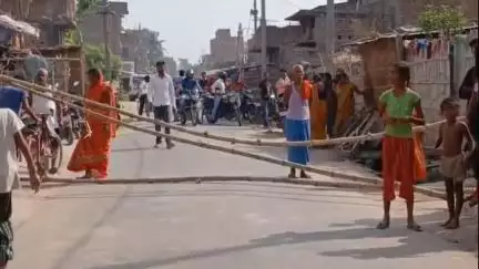 नौतन: सन सरैया: युवक की हत्या के बाद आक्रोशित लोगों ने किया सड़क जाम