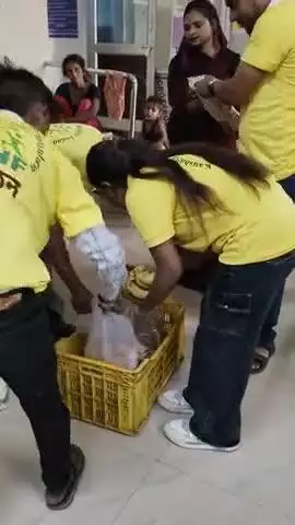 KHF संगठन द्वारा सामुदायिक स्वास्थ्य केंद्र में फल फ्रूट वितरण किया
