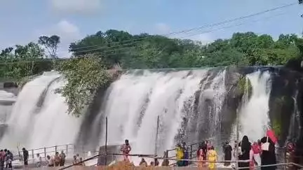 திருவட்டாறு: திற்பரப்பு அருவியில் சுற்றுலா பயணிகளுக்கு கட்டுப்பாடுடன் குளிக்க அனுமதி