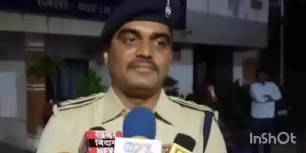 गंधवानी: गंधवानी पुलिस थाना परिसर में आगामी त्योहारों को लेकर शांति समिति की बैठक संपन्न, अपराधों की रोकथाम पर हुई चर्चा