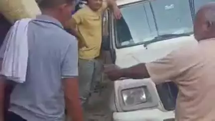 कादीपुर: जल जीवन मिशन की लापरवाही से बिगड़ी सड़के, कादीपुर में खराब रास्ते पर पिकअप पलटने से बची, लोगों में दहशत का माहौल