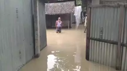 জলপাইগুড়ি: তিস্তার জলস্ফীতিতে প্রথমবার প্লাবিত বাকালী সদ্দার পাড়া, বাঁধ নির্মাণের দাবি গ্রামবাসীদের #Jansamasya