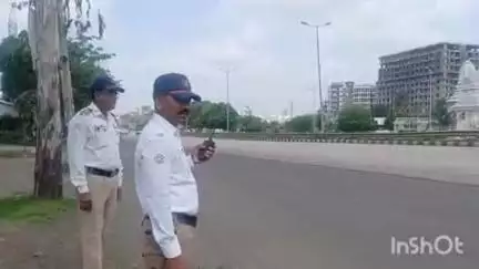 नाशिक: मुख्यमंत्री देवेंद्र फडणवीस यांच्या दौऱ्यामुळे ओझरच्या नाशिक विमानतळापर्यंत पोलिसांचा मोठा बंदोबस्त