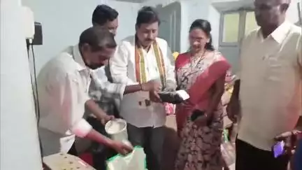 తుని రేషన్ డిపోలో సరుకులు అందించిన మున్సిపల్ చైర్ పర్సన్ నార్ల భువన రత్నాజీ దంపతులు