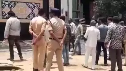 తాడిపత్రి: పట్టణలోని చిన్న బజార్లో వైసీపీ కౌన్సిలర్ ఫయాజ్ బాష ఇంటిని మరోసారి కొలతలు వేసిన అధికారులు