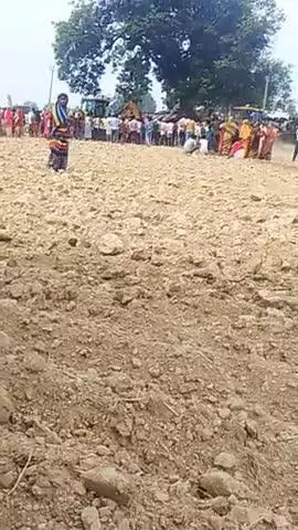 dhamboji mein bhishan sadak hadsa sadak hadse mein do ki halat gambhir ek ki maut or 6 mahine ke bacche ki koi khabar