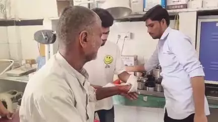 बेगुं: मेघपुरा में आवारा कुत्ते के काटने से घायल 70 वर्षीय किसान को बेगू उपजिला स्वास्थ्य केंद्र पर लाया गया