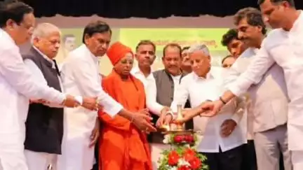 ಭಾಲ್ಕಿ: ಪಟ್ಟಣದ ಶ್ರೀ ಚನ್ನಬಸವ ಗುರುಕುಲಾಶ್ರಮದಲ್ಲಿ ಅದ್ಧೂರಿಯಾಗಿ ಜರುಗಿದ ಕೇಂದ್ರದ ರೈಲ್ವೆ ಖಾತೆ ರಾಜ್ಯ ಸಚಿವ ವಿ.ಸೋಮಣ್ಣ ಅವರ ಅಭಿನಂದನಾ ಸಮಾರಂಭ