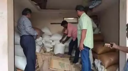 பண்ருட்டி: திருநகரில் குடோனில் பதிக்கி வைக்கப்பட்டிருந்த ஐந்து டன் ரேஷன் அரிசி, துவரம் பருப்பு, சர்க்கரை, கோதுமை, மண்ணெண்ணெய் உள்ளிட்டவைகள் பறிமுதல்