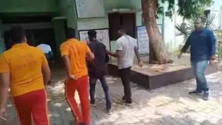 ବୀରମହାରାଜପୁର: ମାଟିଖାଇ ନୂଆବସ୍ତି ନିକଟରେ ବୋଲେରୋ ଧକ୍କାରେ ଜଣେ ଯୁବକ ଆହତ , ସଦର ଡାକ୍ତର ଖାନାରେ ଭର୍ତି