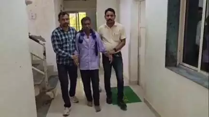 હિંમતનગર: શહેરની એસ.ઓ.જી પોલીસે ખેડૂત પોલીસ સ્ટેશન વિસ્તારમાંથી ગેરકાયદેસર બંદૂક સાથે એક ઈસમને ઝડપી પાડ્યો