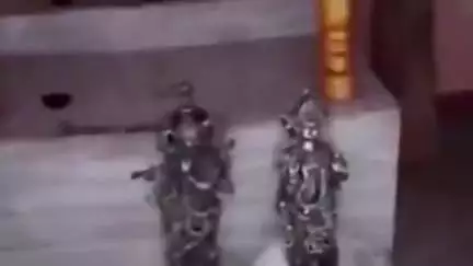 महोबा: माता रानी मंदिर में चोरी की मूर्तियां रखकर हाथ जोड़े और भाग गए चोर