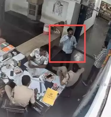 छत्तीसगढ़ के रायपुर में युवक ने थाने के अंदर ब्लेड से गला काटकर की आत्महत्या की कोशिश