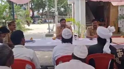 नवाबगंज: ज़ैदपुर थाना परिसर में आगामी बकरीद त्यौहार को सकुशल संपन्न कराने के लिए सीओ ने धर्मगुरुओं के साथ की बैठक