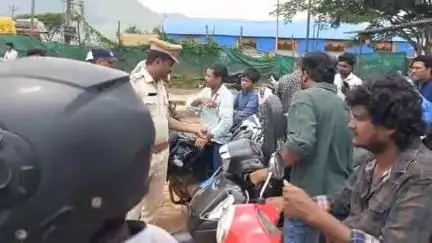 అల్లూరి ఏజెన్సీలో  రికార్డులు సరిగా లేని వాహనాలపై పోలీసుల కొరడా...