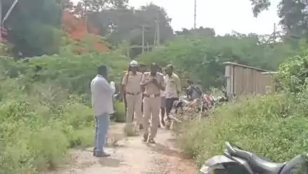 ಚಿತ್ರದುರ್ಗ: ಚಿತ್ರದುರ್ಗದ ರೈಲ್ವೆ ಕ್ವಾಟ್ರಸ್ ಬಳಿ ತಲೆಯ ಮೇಲೆ ಕಲ್ಲು ಎತ್ತಿ ಹಾಕಿ ವ್ಯಕ್ತಿಯ ಭೀಕರ ಹತ್ಯೆ